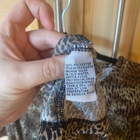 Alia Women’s 1X Animal Print Short Sleeve Top - Picture 4 of 4